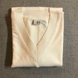 🪴 3/$25 - Cute white knitted pullover